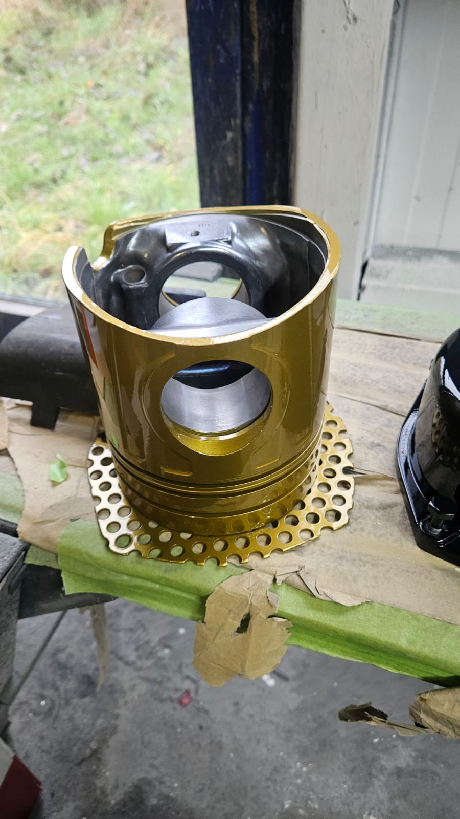 Projekt Goldene Hochzeit – frisch goldfarben lackierter Kolben