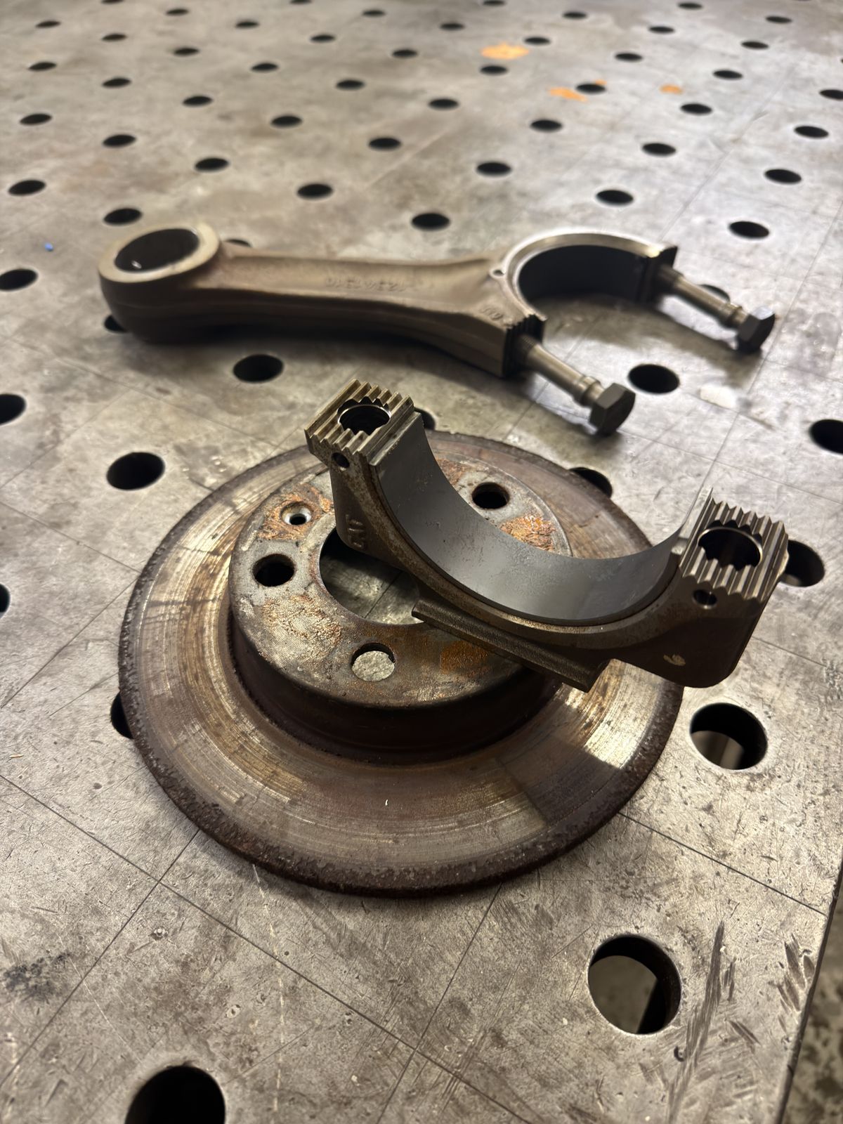 Industrial Tischlampe – Pleuelstange und Bremsscheibe als Rohteile