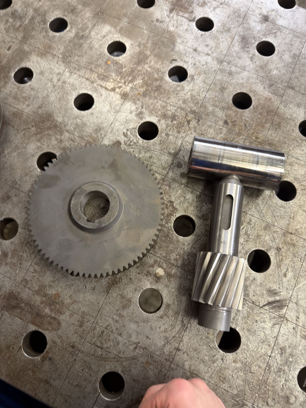 Motorteile als Wohnaccessoire – Zahnrad und Spline-Welle als Rohteile