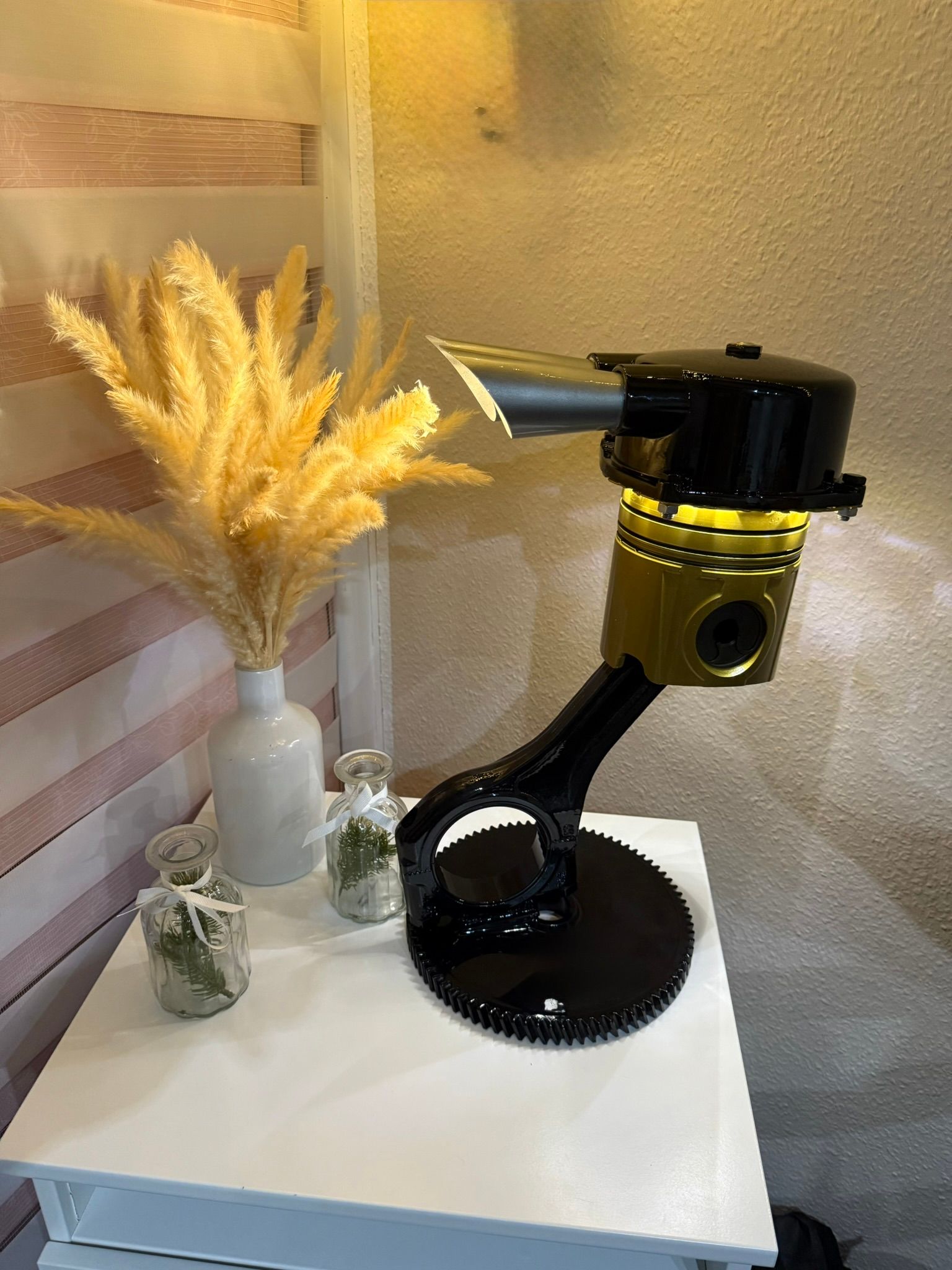 Projekt Goldene Hochzeit – Kolben-Tischlampe mit goldfarbenem Kolben und schwarzem Zahnrad-Sockel