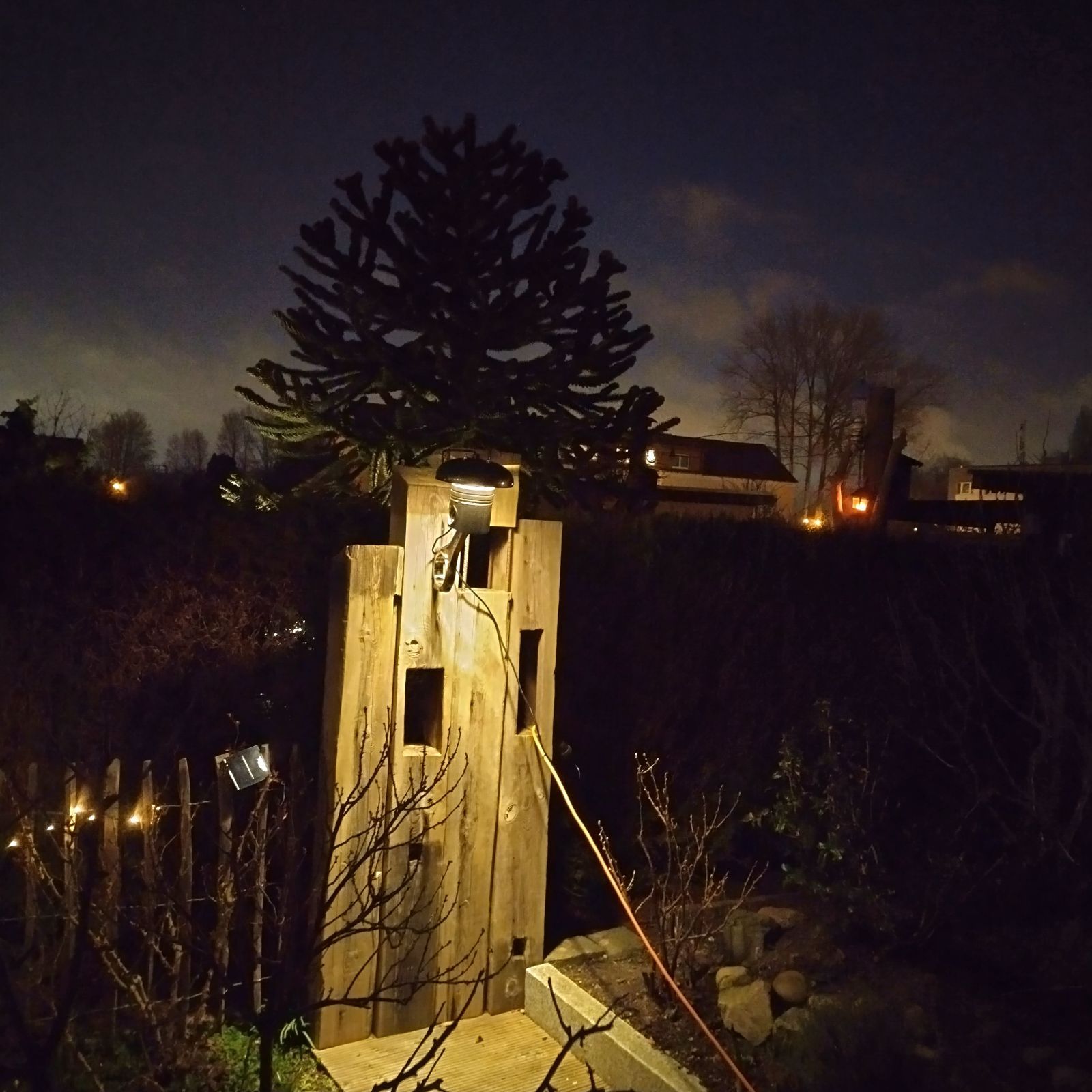 Projekt 50 Jahre – fertige Wandleuchte Außenposten, nachts leuchtend am Gartenpfosten
