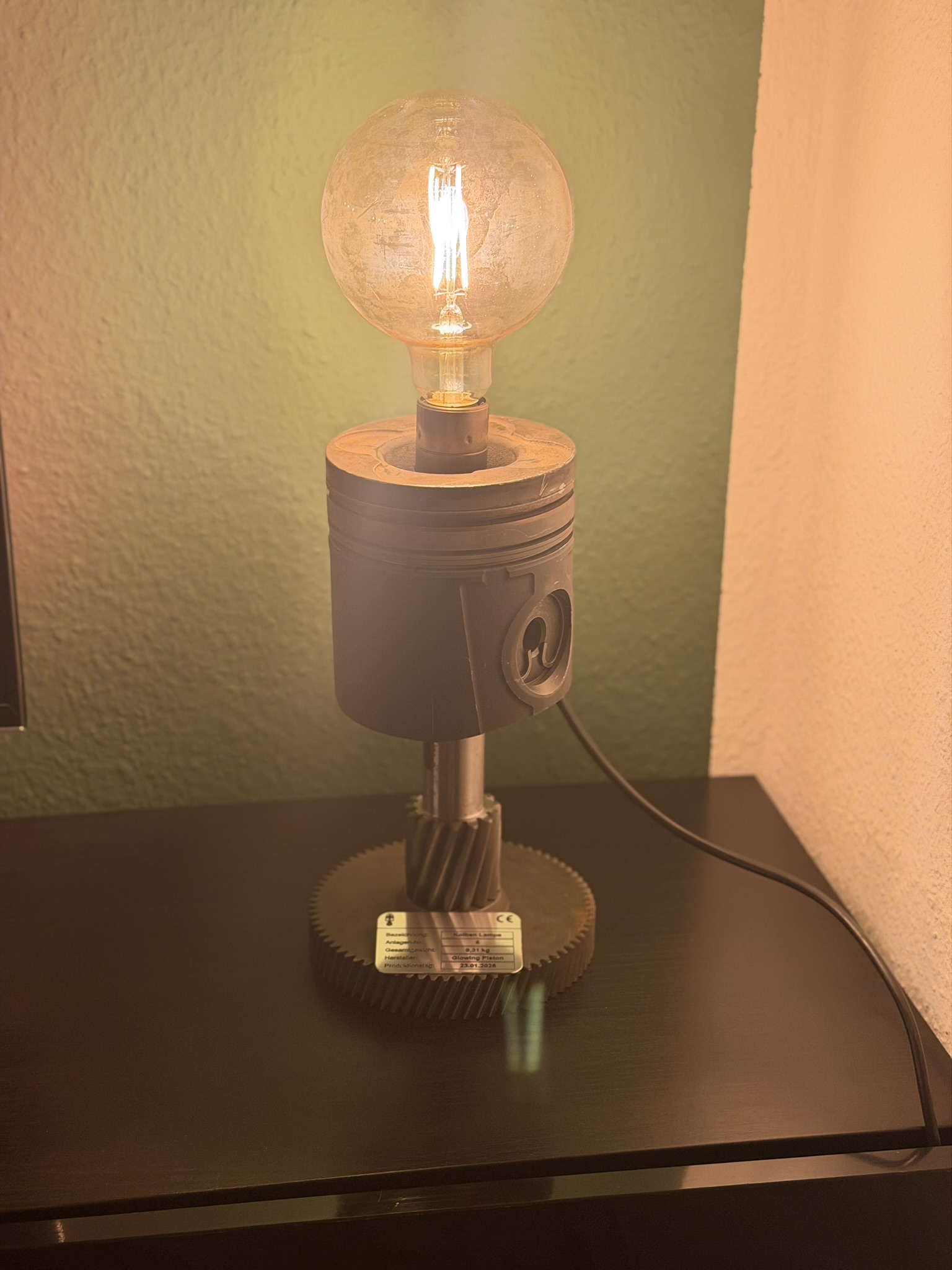 Motorteile als Wohnaccessoire – fertige Lampe, leuchtend im Wohnzimmer