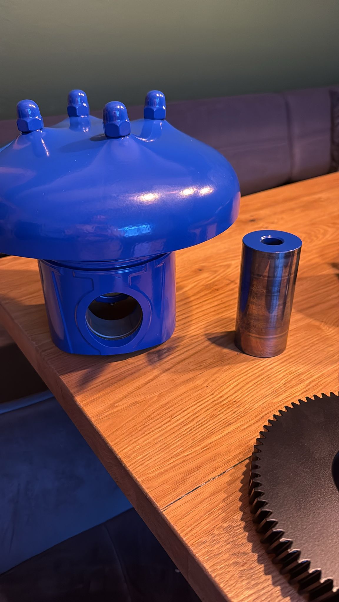Industrial Tischlampe – Kolben und Schirmkappe lila-blau lackiert