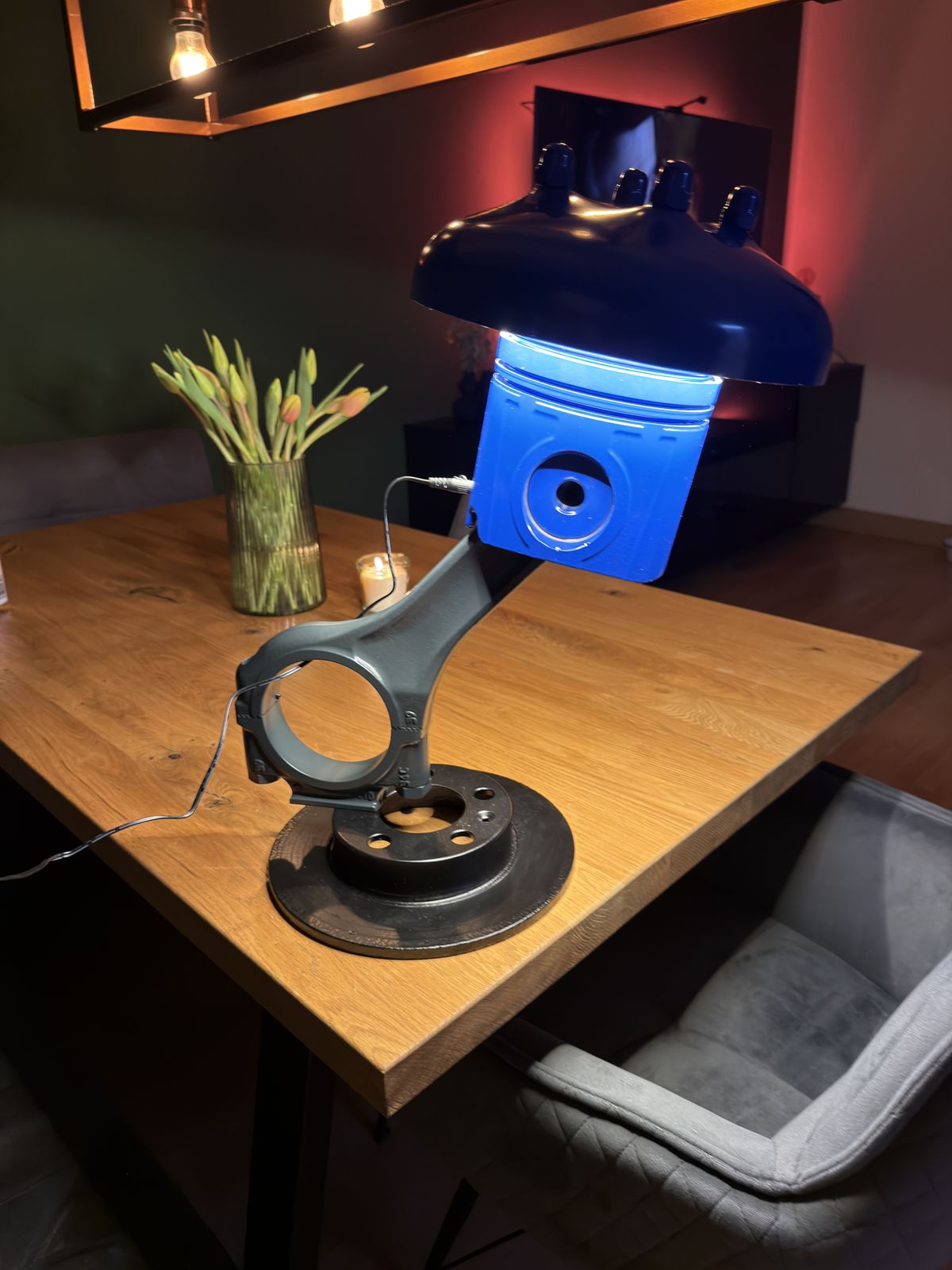 Industrial Tischlampe – fertiges Stück, leuchtend am Abend