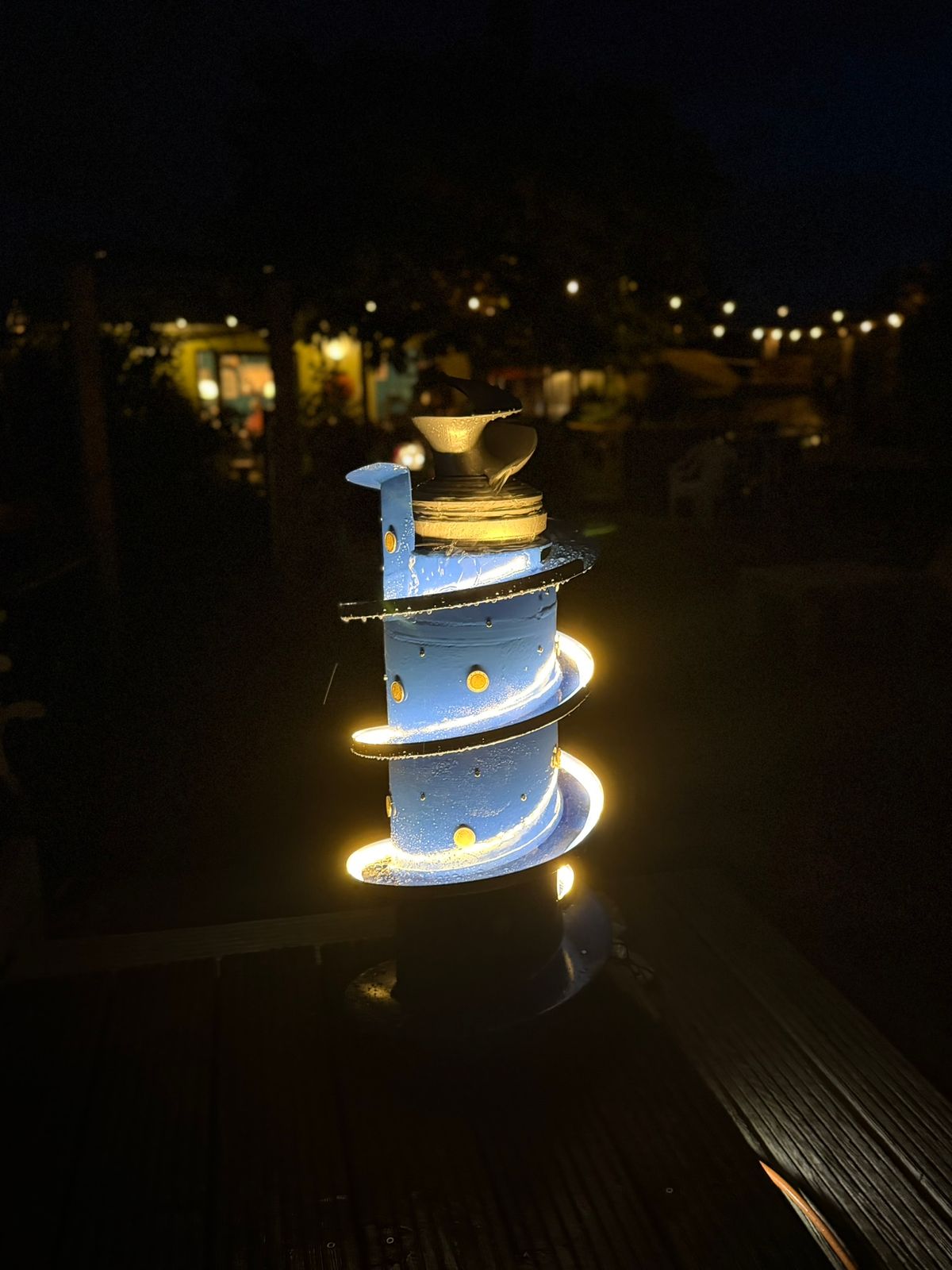 Geldbrunnen Schnecke – leuchtend im Garten bei Nacht