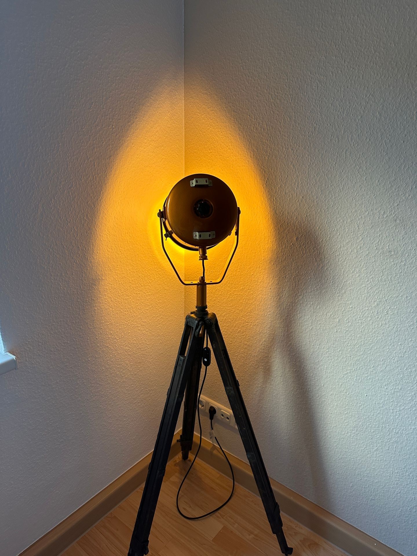 Flutlicht – montiert, leuchtend an der Decke