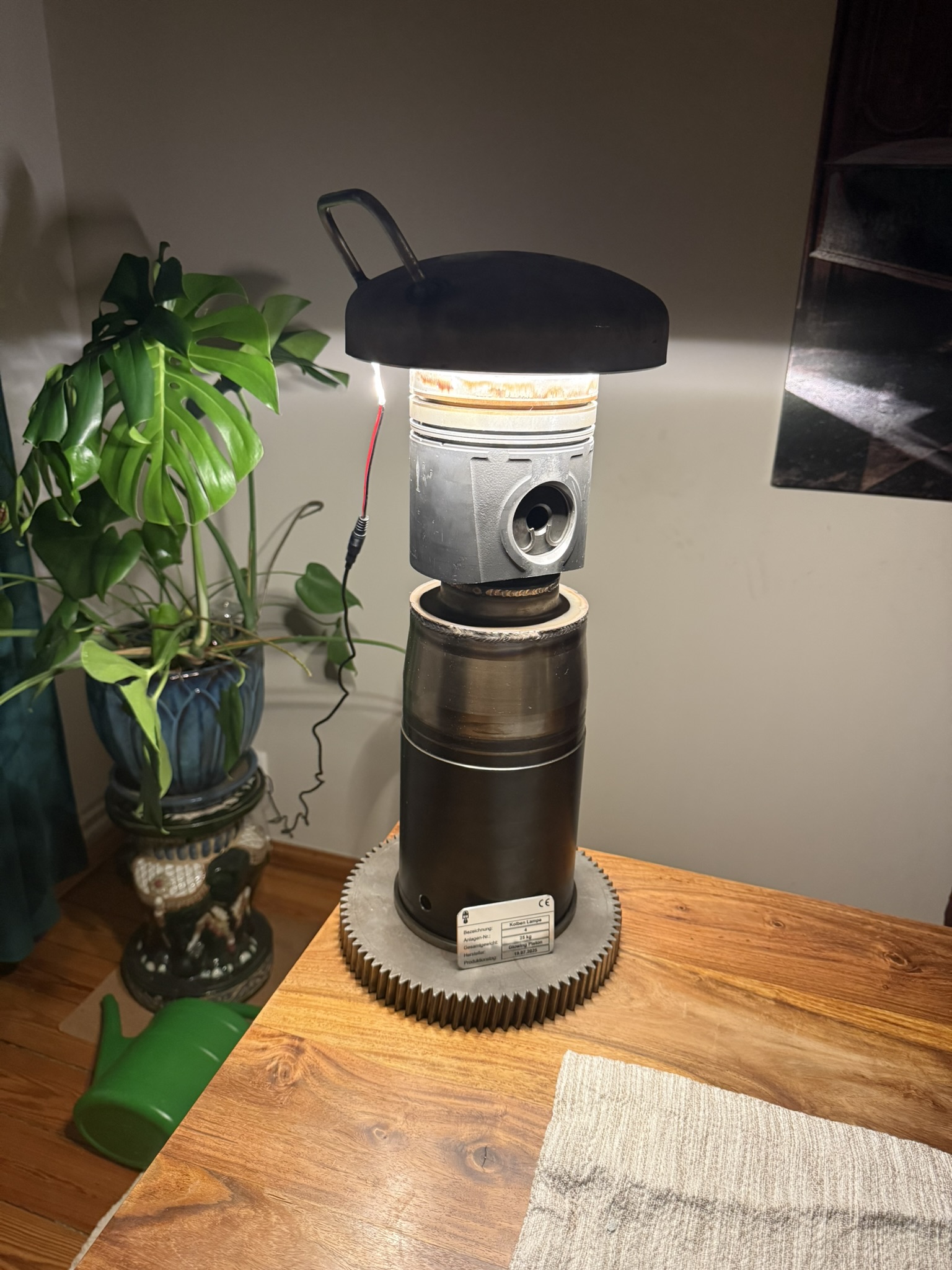 Projekt Richtfest – Kolben-Tischlampe mit schwarzer Schirmkappe